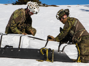 Pro transport techniky používali vojáci nosítka.