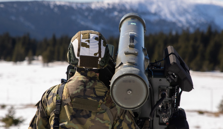 Vojáci museli reagovat i na vzdušné hrozby.