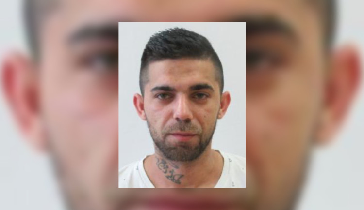 Policisté pátrají po uprchlém vězni, může být i v Budějcích. Prozradí ho tetování na krku