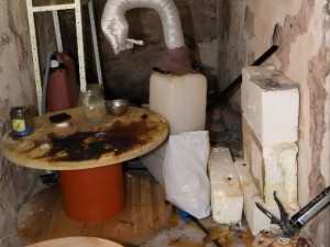 FOTO: Hradecká policie obvinila dva muže z rozsáhlé výroby a prodeje pervitinu