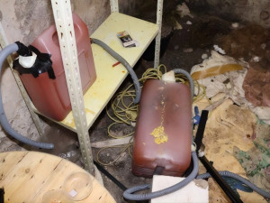 FOTO: Hradecká policie obvinila dva muže z rozsáhlé výroby a prodeje pervitinu