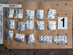 FOTO: Hradecká policie obvinila dva muže z rozsáhlé výroby a prodeje pervitinu