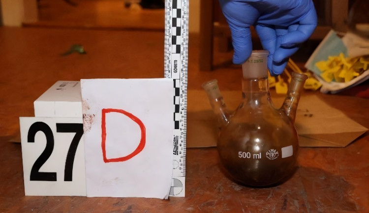 FOTO: Hradecká policie obvinila dva muže z rozsáhlé výroby a prodeje pervitinu