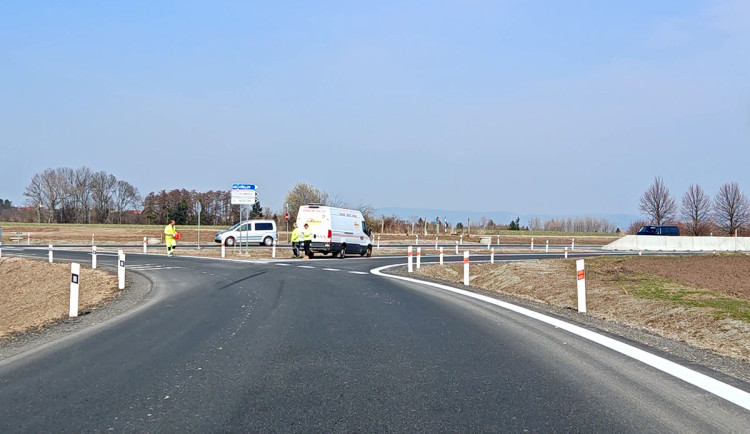 Více značek kvůli zmatkařům. Rušný kruháč pod D35 u Olomouce čeká úprava
