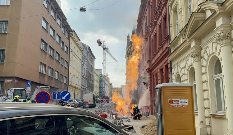 FOTO, VIDEO: Vysoké plameny, trable s vodou. Hasiči popsali zásah u požáru plynu na Letné