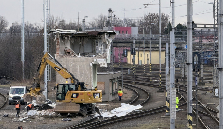Bagry srovnaly se zemí staré stavědlo u bohumínského nádraží. Sloužilo přes 70 let