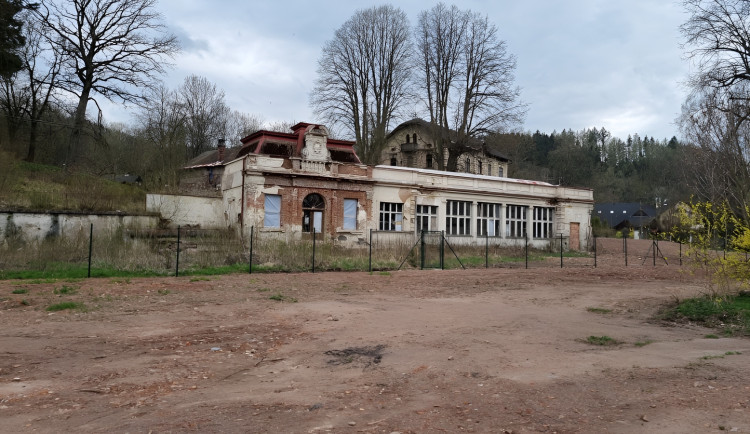 Na okraji Náchoda v městské části Běloves pokračuje obnova lázeňského areálu Velkých lázní.