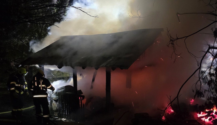 Požár altánu v Hejnicích. Příčinou je zřejmě manipulace s otevřeným ohněm