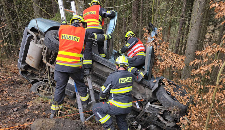 Řidič u Jablonce vylétl ze silnice, z auta ho museli vyprostit hasiči