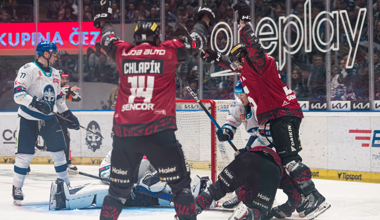 Hokejová Sparta utekla hrobníkovi z lopaty, o postupu rozhodne pátý zápas