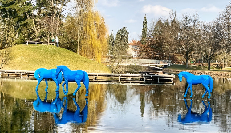 Autorem díla je známý český sochař Michal Gabriel, jehož práce se objevují ve veřejném prostoru v řadě měst. Motiv koní patří mezi témata, ke kterým se ve své tvorbě často vrací.
