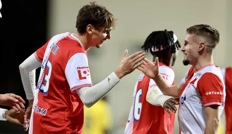 Fotbalisté Slavie vyhráli ve Zlíně 3:1 a neúplnou tabulku vedou o 13 bodů