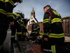 Sedm jednotek hasičů proti plamenům, v Nemojově hořel rodinný dům