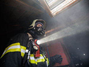 Sedm jednotek hasičů proti plamenům, v Nemojově hořel rodinný dům