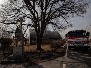 Sedm jednotek hasičů proti plamenům, v Nemojově hořel rodinný dům
