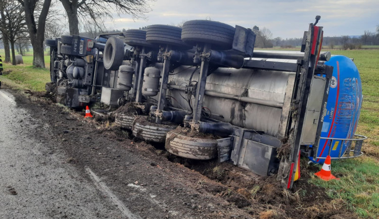 Dvě převrácené cisterny během rána. Dopravu komplikují na Prachaticku a Písecku
