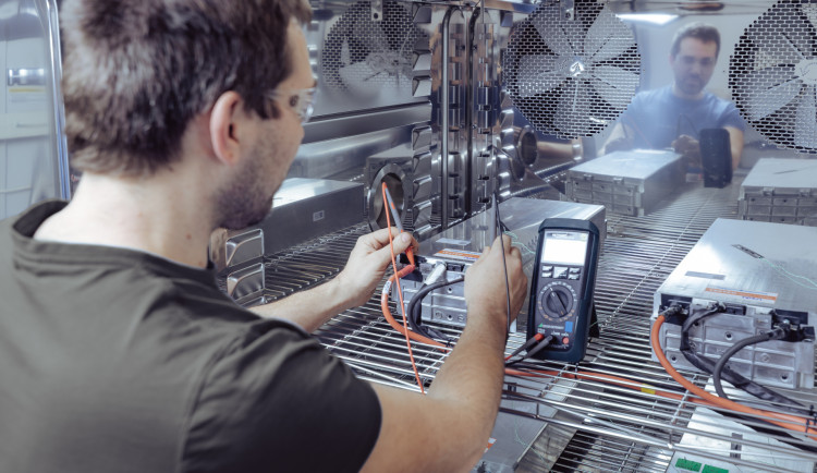 Společnost Tiyo v Hořicích během několika let vybudovala speciální areál pro testování baterií v extrémních podmínkách.