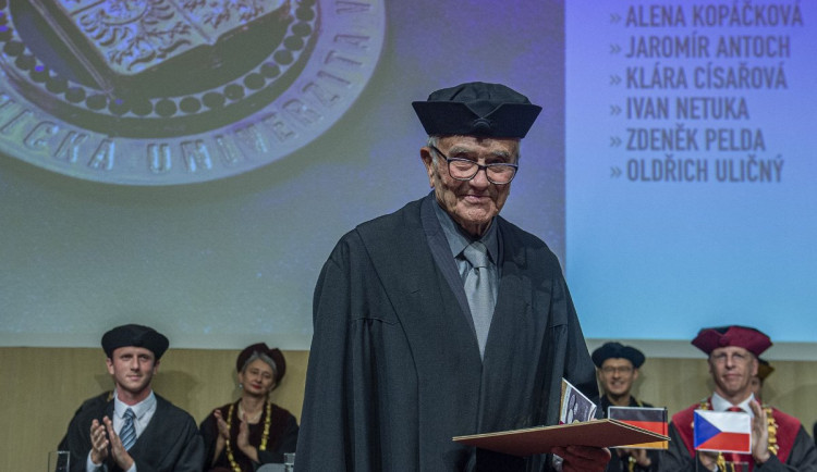 Novinářka i architekt, stojící za legendárním obchodním domem Ještěd získají medaile Liberce