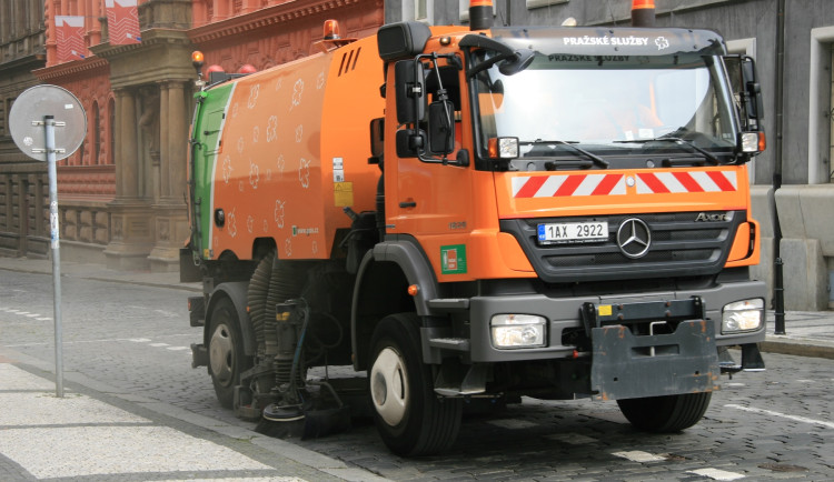 Prahu čeká jarní úklid chodníků a silnic. Kdy přeparkovat, poradí mapa