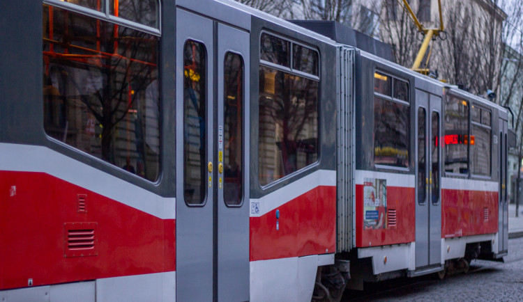 Muž z Brna nestihl nastoupit do šaliny. Ve vzteku vykopl dveře
