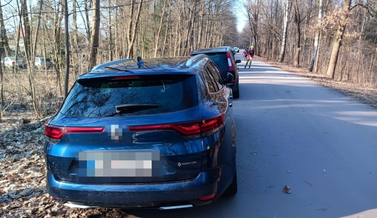 Hradečtí strážníci upozorňují, že právě na Hradečnici pravidelně řeší desítky přestupků – řidiči stojí v zákazu stání a blokují cestu cyklistům a bruslařům.