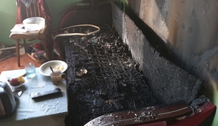 Tragédie na Jičínsku, požár bytu v Nové Pace si vyžádal lidský život