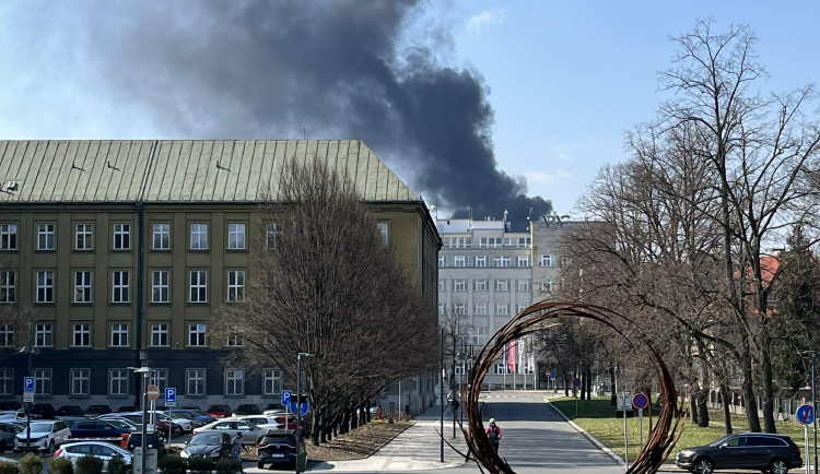 FOTO: V centru Ostravy hořel panelák, kolemjdoucí děsily plameny a hustý dým