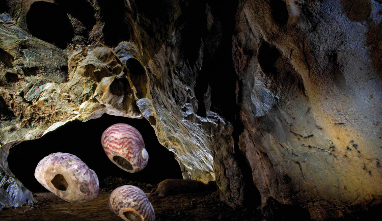 Zapomeňte na sprejery, nejstarší tagy Česka jsou z uhlu. Najdete je v Kateřinské jeskyni