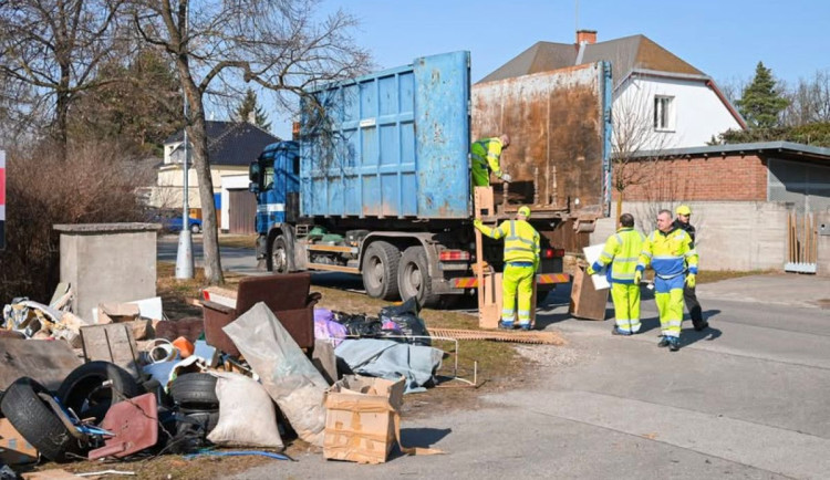 Připravte staré ledničky, sedačky, ředidla, mobilní svozy v Hradci jsou tady