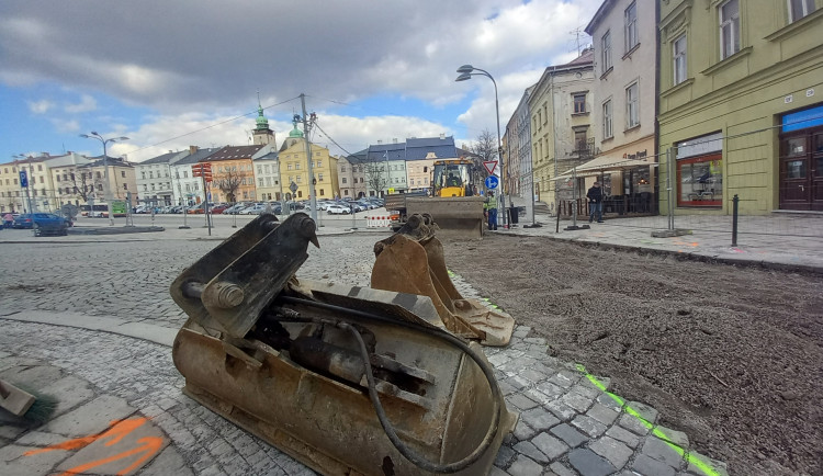 FOTO: Uzavírka na jihlavském náměstí: Dělníci rozebírají dlažbu ve spodní části