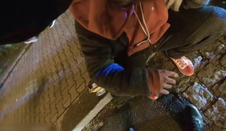 VIDEO: Najel elektrokoloběžkou do díry v silnici, následoval ošklivý pád a bezvědomí