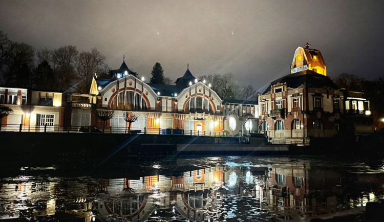 Hradec o víkendu uklidí lesy, poběží Křížovou desítku, projde FlerMarket a zakončí to s Langerovou