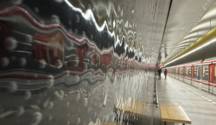 FOTO: Novoborská sklářská stopa v pražském metru, v nově otevřené stanici Českomoravská