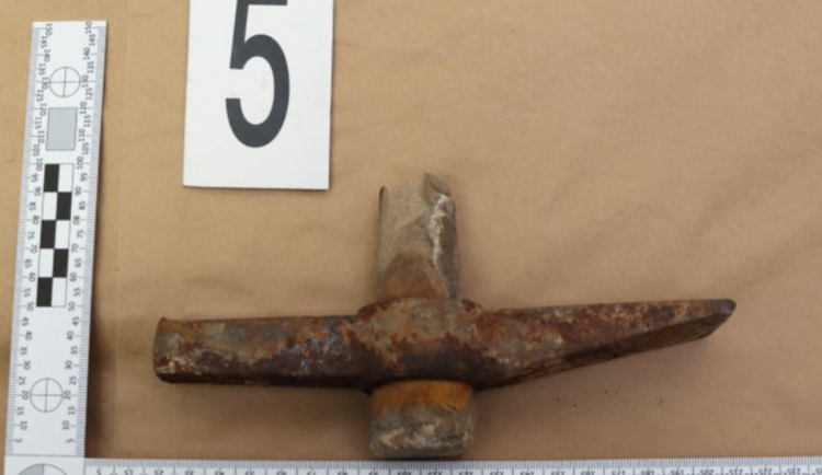 Zloděj se do auta dostal zrezlým zednickým kladívkem, odnesl si statisíce