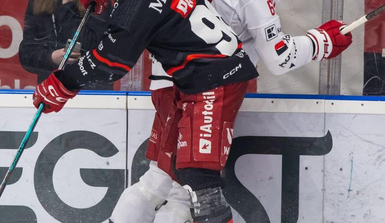 Hokejisté Třince zahájili čtvrtfinále výhrou v Hradci Králové 4:2