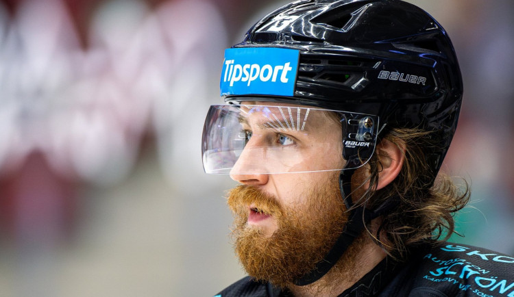 Play-off nabízí tvrdý hokej. Karlovarský klub na ledě vyhrál, v hledišti ale prohrál