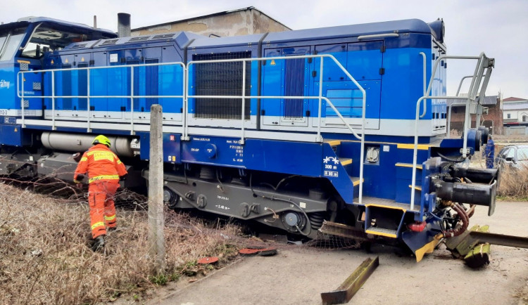 V Budějovicích vykolejila lokomotiva. Zablokovala vstup na frekventovanou lávku