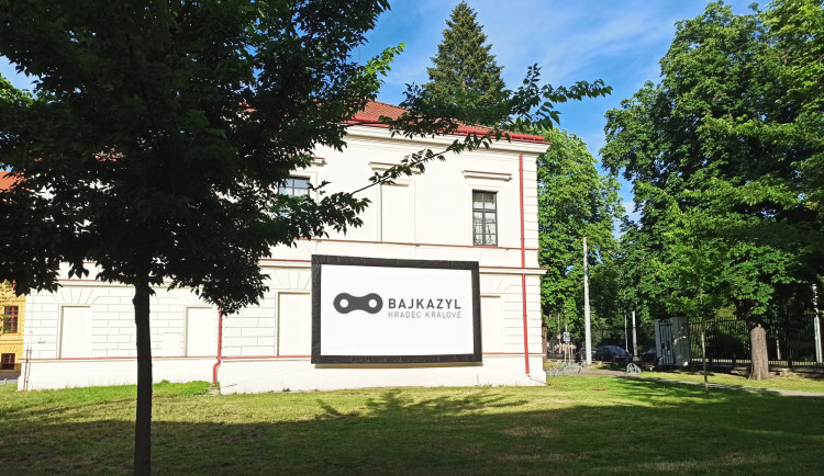 Bajkazyl Hradec Králové - Klub pro podporu udržitelné dopravy. Cyklokavárna, dílna, recyklační a kulturní bod.