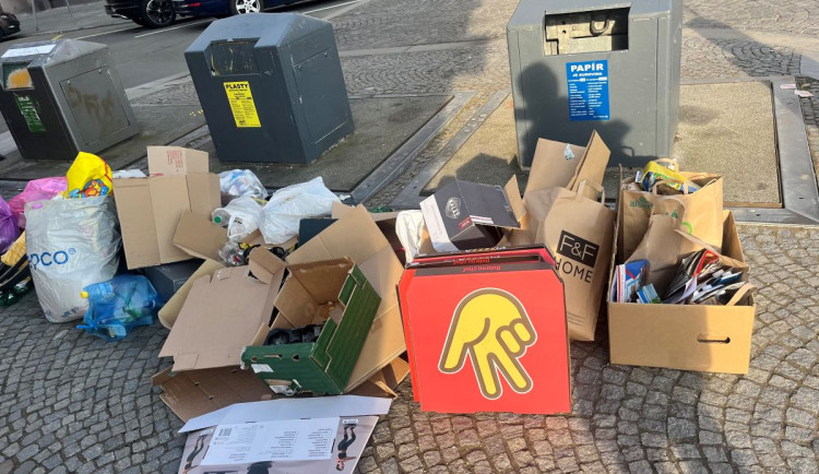 Prázdný kontejner, přesto nepořádek: Hradecké Masarykovo náměstí čelí černým skládkám