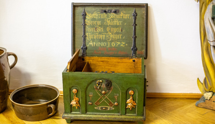 Cechovní truhly i mobiliář. Muzeum ve Frýdlantě představuje zrestaurované exponáty