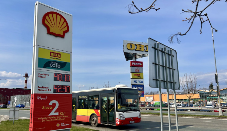 Litr Naturalu 95 u čerpací stanice Shell v Hradci Králové vyjde na 42,90, nafta pak na 48,10.