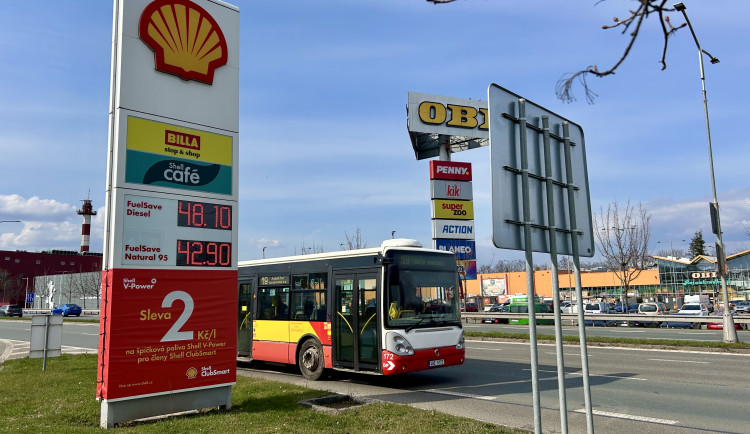 Na D11 stojí nafta přes 50 korun. Kde natankujete nejlevněji?