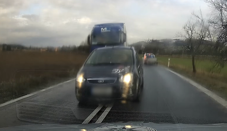 Plná čára ho nezastavila. Muž při předjíždění u Ořechova málem smetl policisty