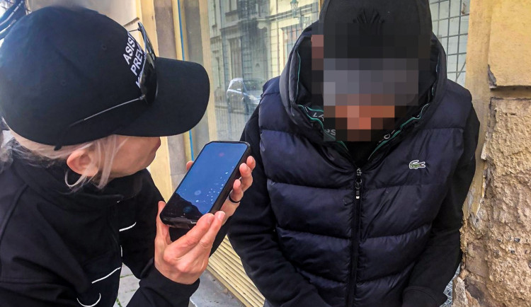 Muž zkolaboval na chodníku. Příčinou bylo užití látky HHC