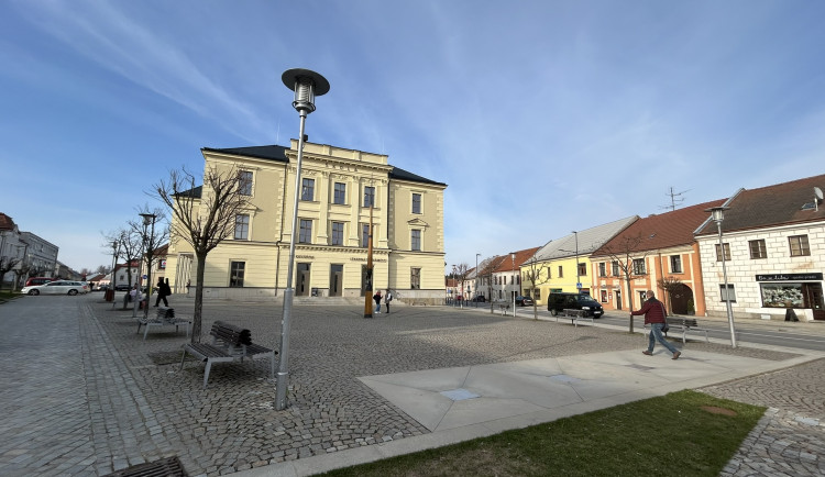 Sedm schodů, dvanáct stromů, 52 kamenů. V Třešti má čas podobu symbolů