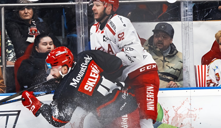 Třinec v Hradci oslavil 1000. zápas kapitána Růžičky postupem do semifinále