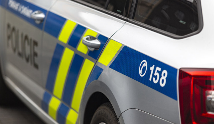 Policie navrhla obžalovat muže za dvě loňské loupeže v Hradci Králové, měl dvacetiletou spolupachatelku