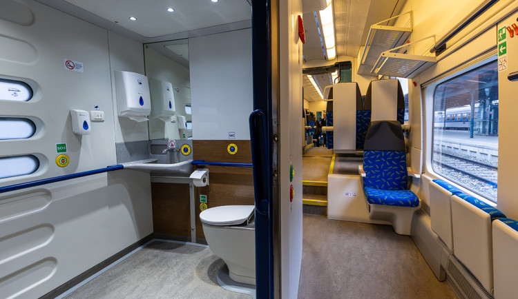 Intenzivní provoz i vandalové dali žralokům zabrat, soupravy RegioShark musely na repasi