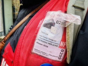 Z výšky sedmnácti metrů na dno, příběh prodejce Nového prostoru Tomáše dojímá