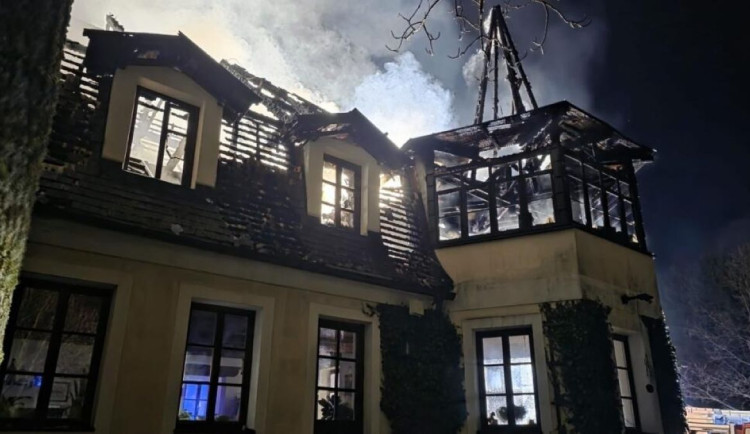 Dvoupatrovou vilu na Benecku zničily plameny, míří tam vyšetřovatel